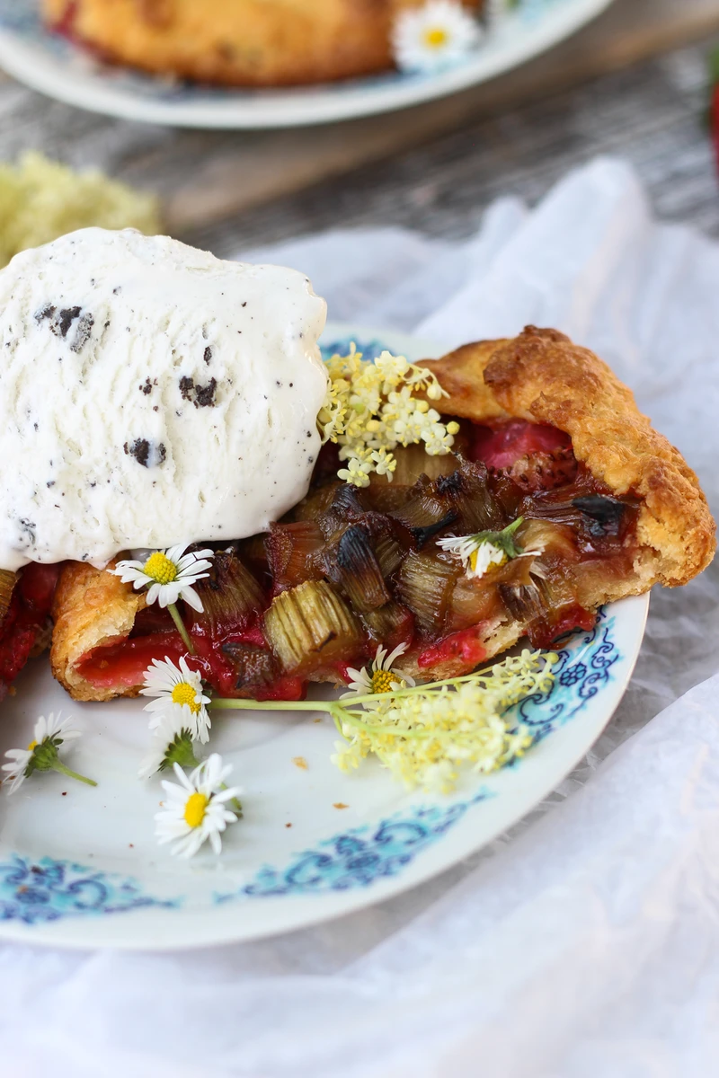 Mini galette z truskawkami, karmelizowanym rabarbarem i gałką lodów waniliowych z oreo