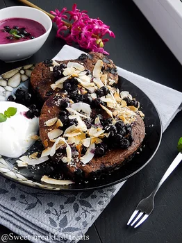 Podwójnie czekoladowe pancakes z jagodami