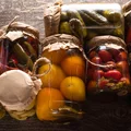 Masz dość kiszonych warzyw? Przerzuć się na owoce! Poznaj 5 kuchennych pomysłów