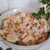 Sałatka z pierożkami tortellini, szynką i marynowanymi pieczarkami.