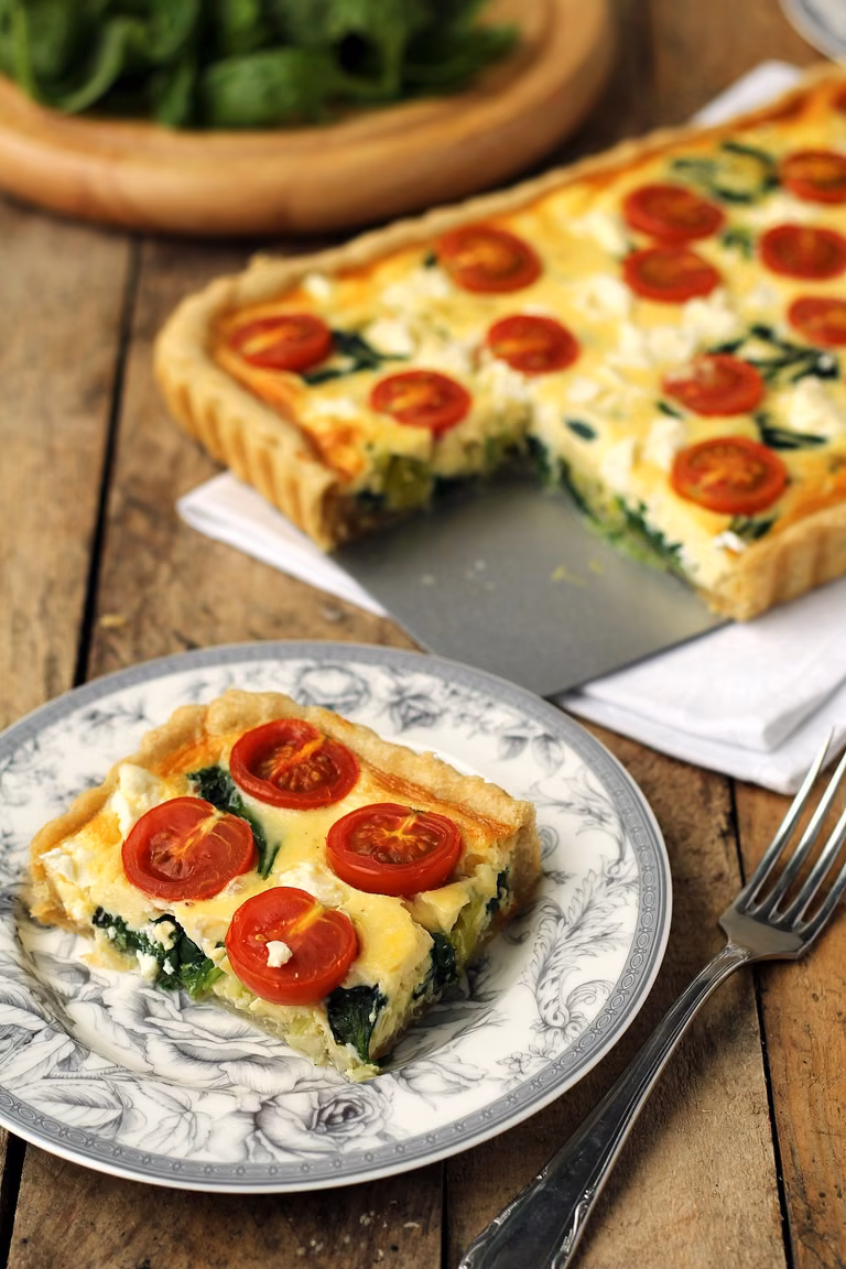 Tarta z pomidorkami, szpinakiem i fetą
