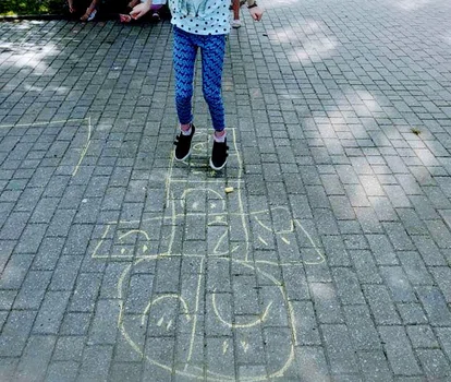 Zabawy, które znasz z dzieciństwa, a które możesz wykorzystać ze swoim dzieckiem