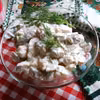 Śledzie w pieczarkach z koperkiem. Pyszna sałatka śledziowa z pieczarkami.