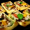 sylwestrowe przekąski: pizzerinki  na cieście francuskim z kurczakiem i cheddarem