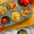 Muffiny jajeczne z wędzonym pstrągiem i pomidorami