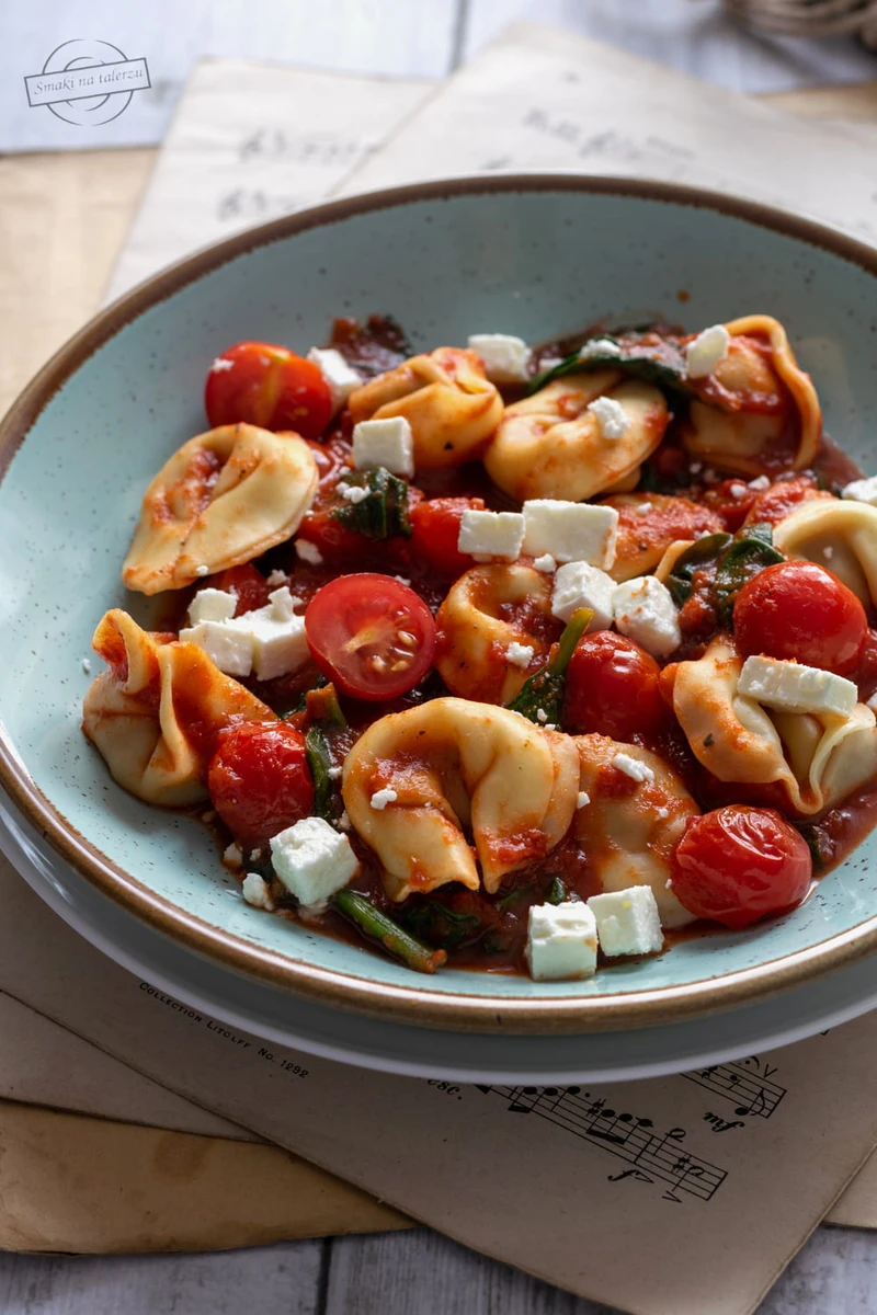 Tortelloni z fetą i szpinakiem w pomidorowym sosie