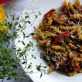 Makaron z salami, bakłażanem i papryką