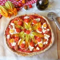 Razowa pizza z ricottą, pomidorkami i kwiatami cukinii