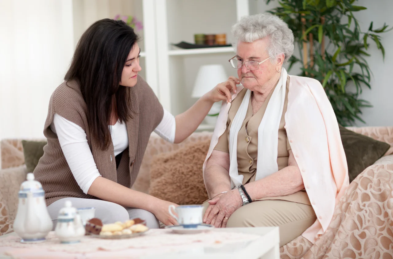Rodzice przepisali dom mojej siostrze, a teraz to ja płacę za ich opiekę. „Czy mogę żądać zwrotu pieniędzy?” — pyta Anna [LIST]