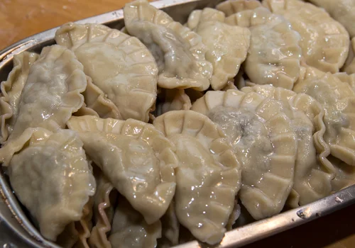 Ile mogą leżeć ugotowane pierogi z kapustą i grzybami? Odpowiedź może Cię zaskoczyć!