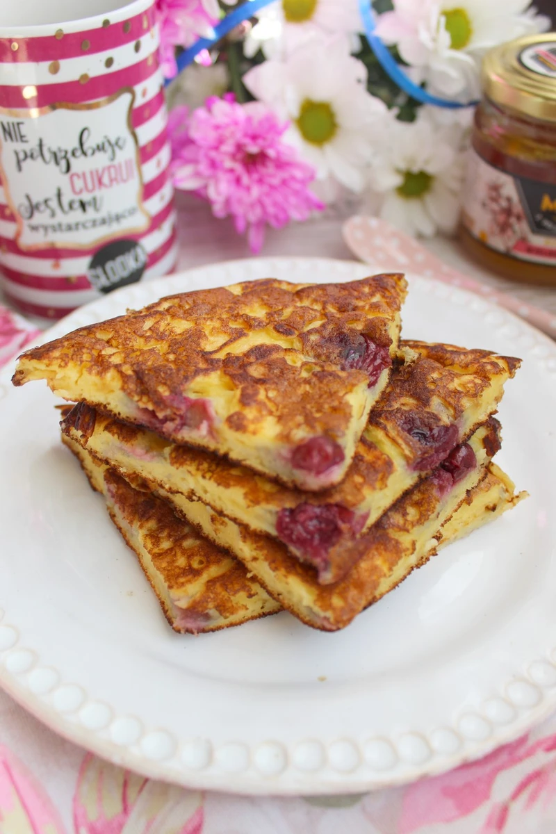 Jogurtowy omlet z owocami