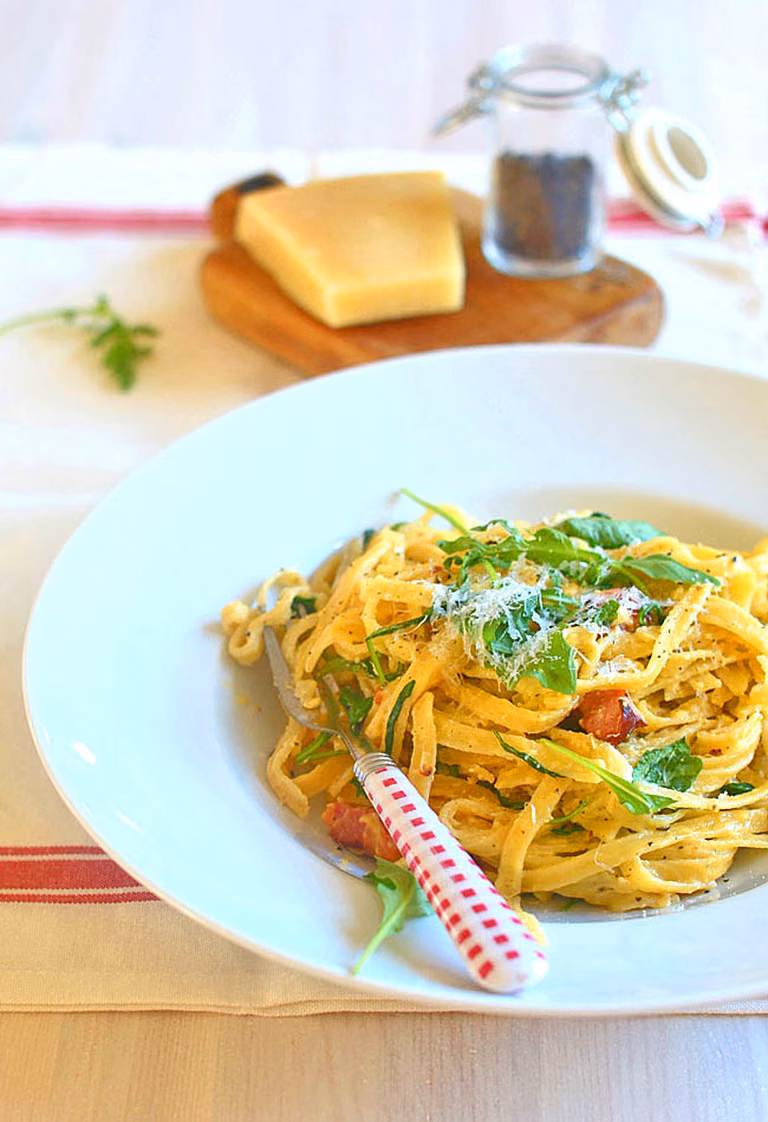 Makaron carbonara (prawie!) z rukolą