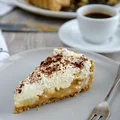 Tarta ciasteczkowa z bananami, toffi i bitą śmietaną (Banoffee)