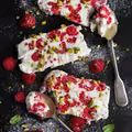 Semifreddo z malinami i pistacjami