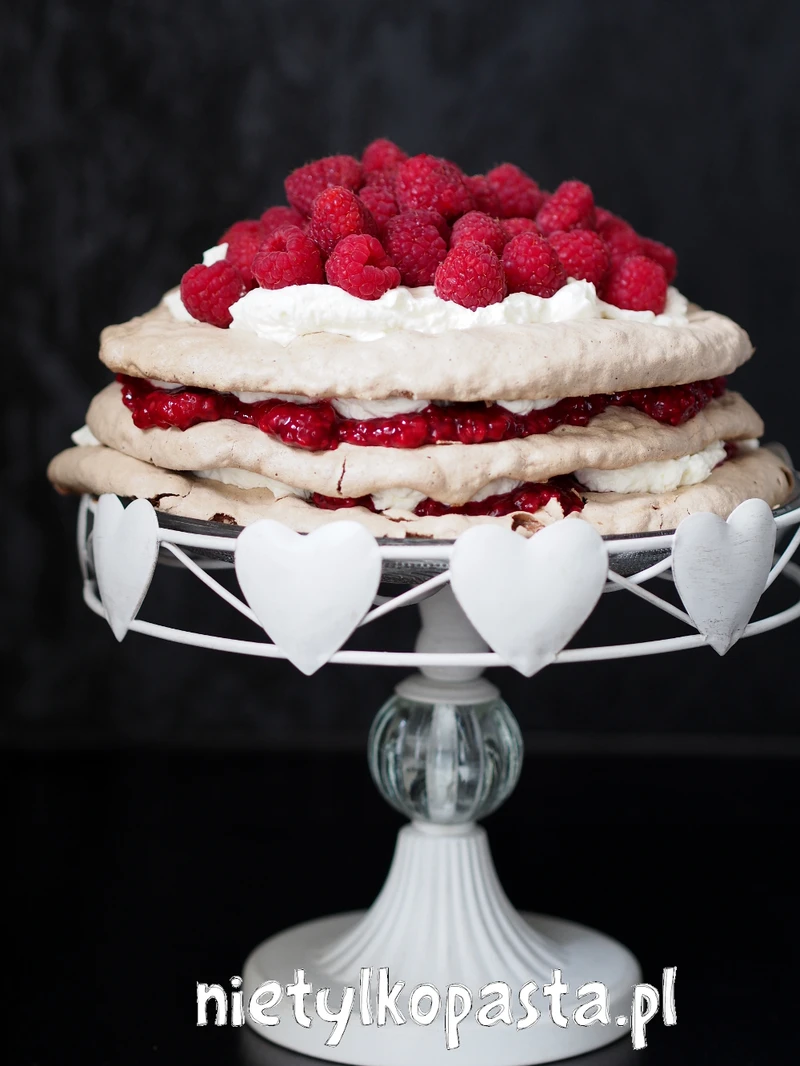 Tort bezowy z malinami