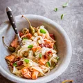Makaron ryżowy z łososiem i suszonymi pomidorami