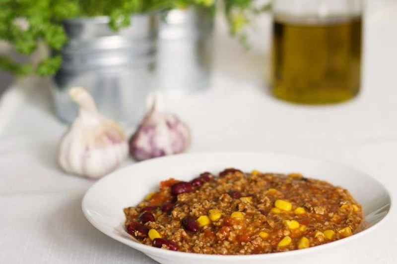 Chili z fasolą, kukurydzą i kaszą jęczmienną