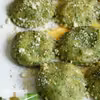 Zielone ravioli z rukoli z ricottą, suszonymi pomidorami z czosnkiem i bazylią