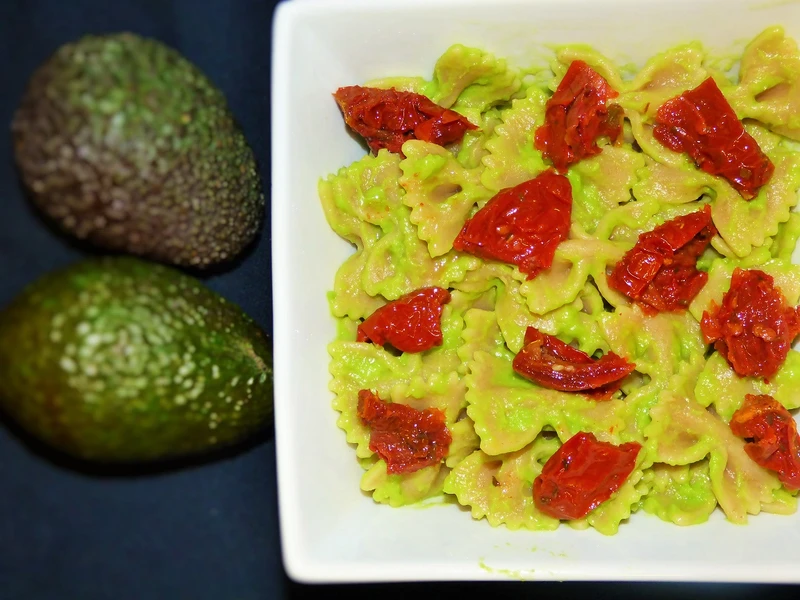 Farfalle z guacamole i suszonymi pomidorami