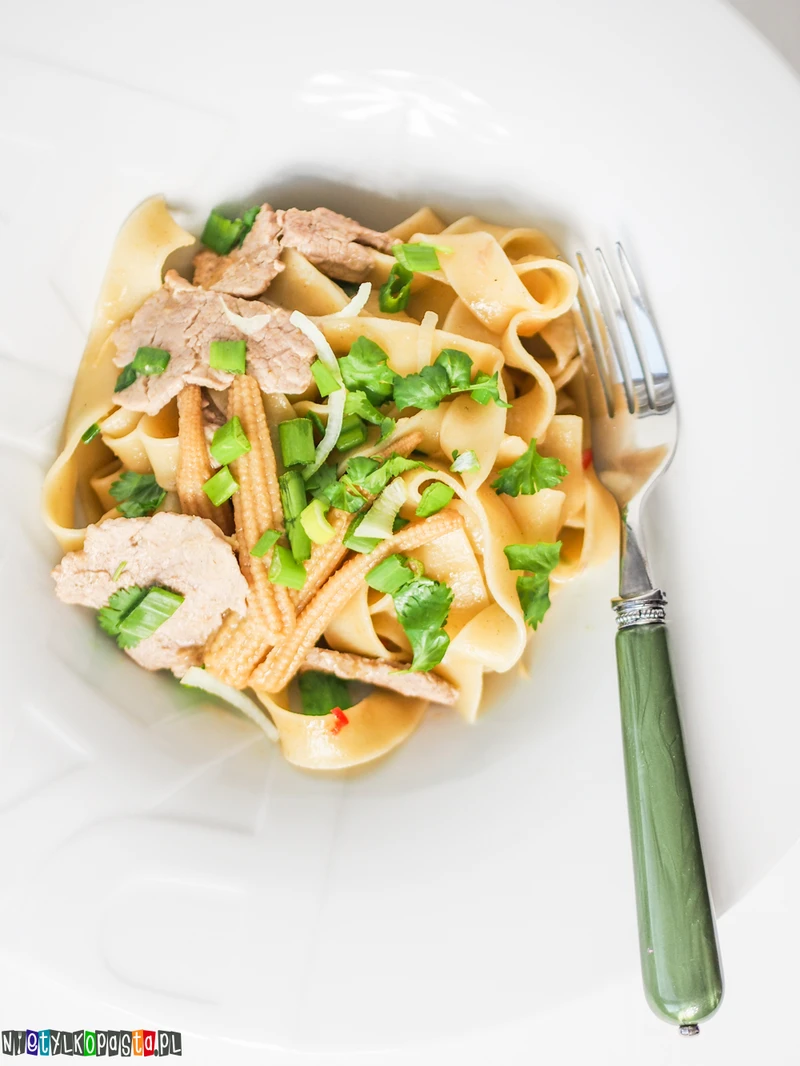 Makaron z polędwiczką z zielonym curry - pikantny i genialny