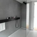 Surowy, betonowy prysznic