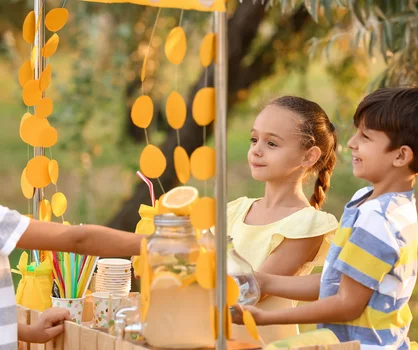 Czy dzieci mogą latem sprzedawać lemoniadę? Odpowiedź może cię zaskoczyć!