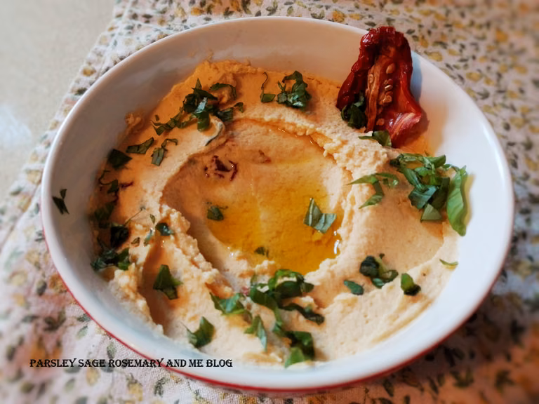 Hummus z suszonymi pomidorkami i bazylią