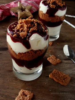 Deser z musem śliwkowym i ciastkami