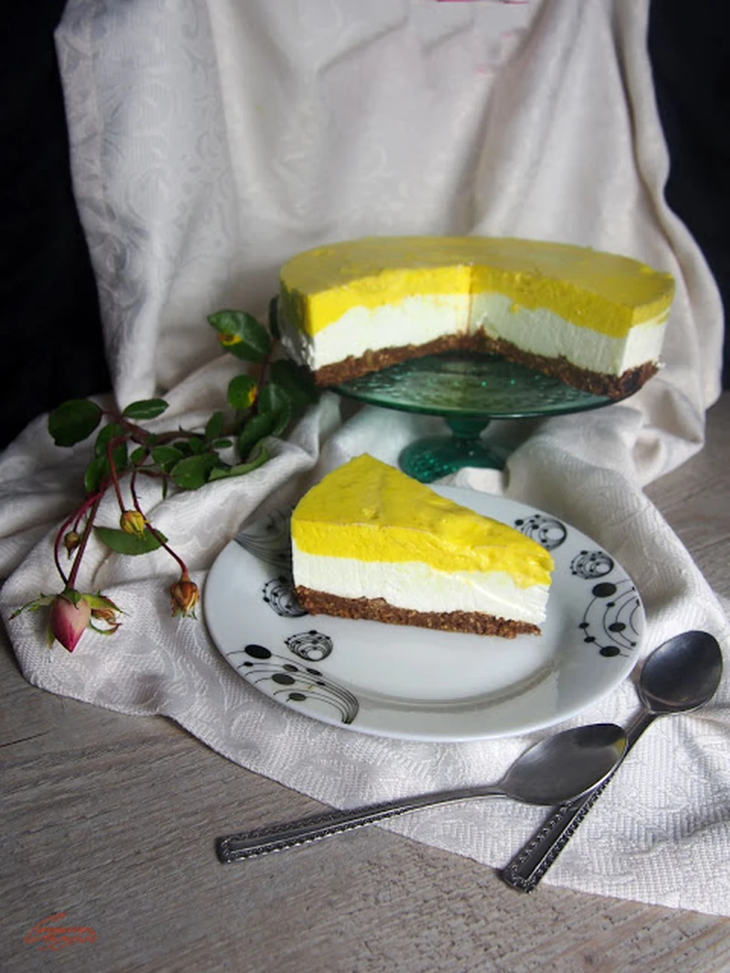 Sernik bez pieczenia z mango