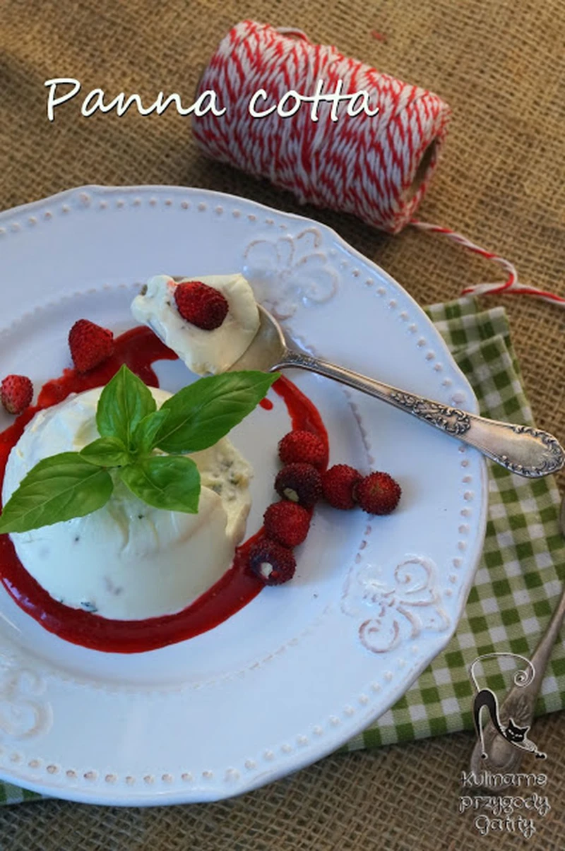 Bazyliowa panna cotta z poziomkami
