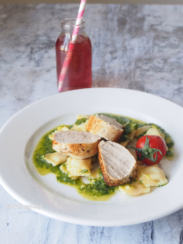 Makaron z pesto i polędwicą