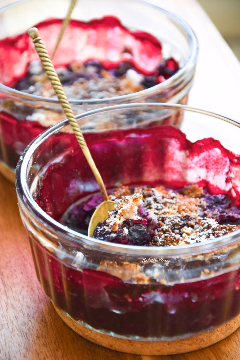 Borówki pod migdałową kruszonką - crumble FIT