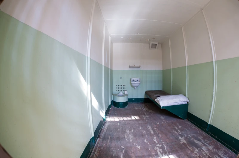 Noc w izbie wytrzeźwień droższa niż hotel?! Nowe stawki szokują – 2025 rok!
