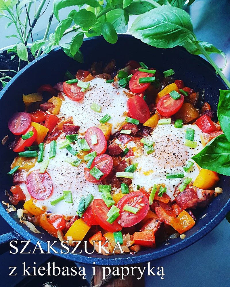Jajka z kiełbasą i papryką. Szakszuka z kiełbasą i papryką ( shakshouka)