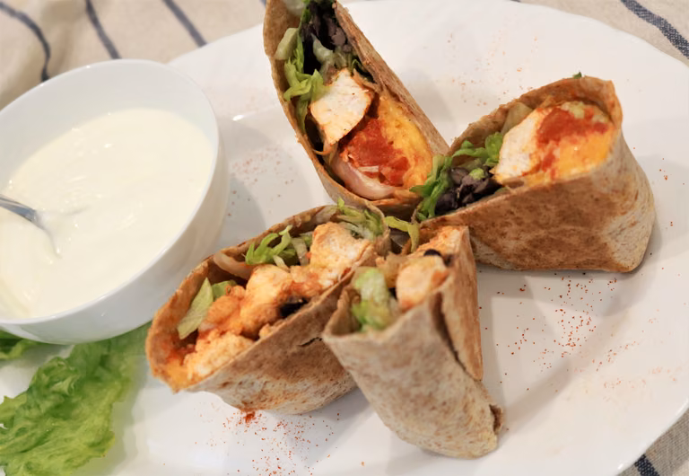 PEŁNOZIARNISTE BURRITO Z SOCZYSTYM KURCZAKIEM I SEREM CHEDDAR