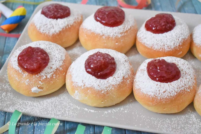 Pieczone pączki bez jajek i masła z dżemem truskawkowym