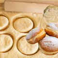 Dodaj tą jedną rzecz a pączki będą mniej tłuste! Ten sposób znały już nasze babcie.