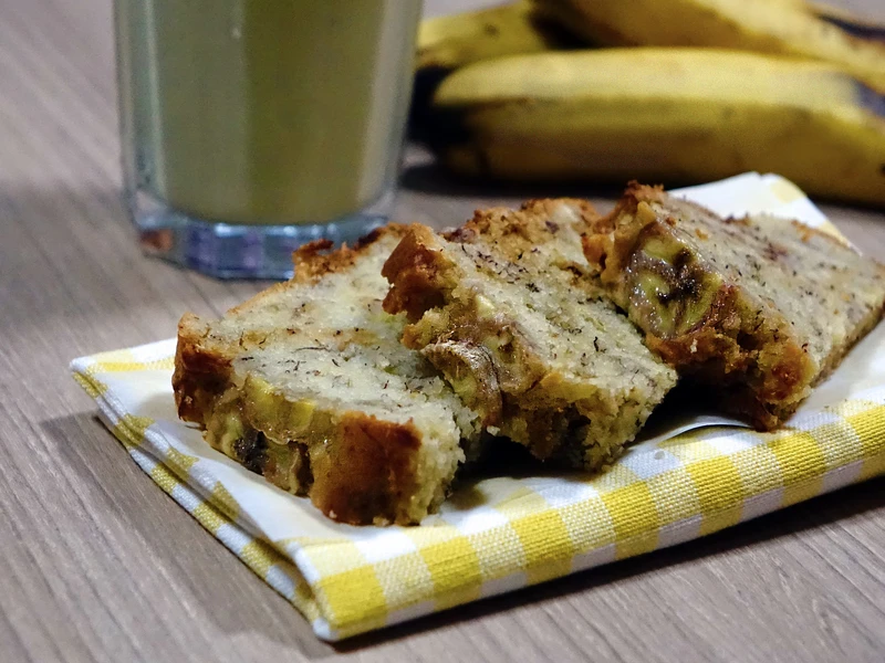 Chleb bananowy z orzechami laskowymi