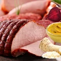 Chrzan, musztarda czy ćwikła? Co najlepiej pasuje do wielkanocnych mięs?