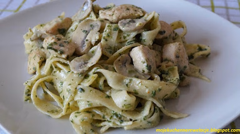 Tagliatelle z kurczakiem, szpinakiem i pieczarkami