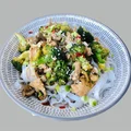 Błyskawiczny stir fry z kurczakiem i brokułem