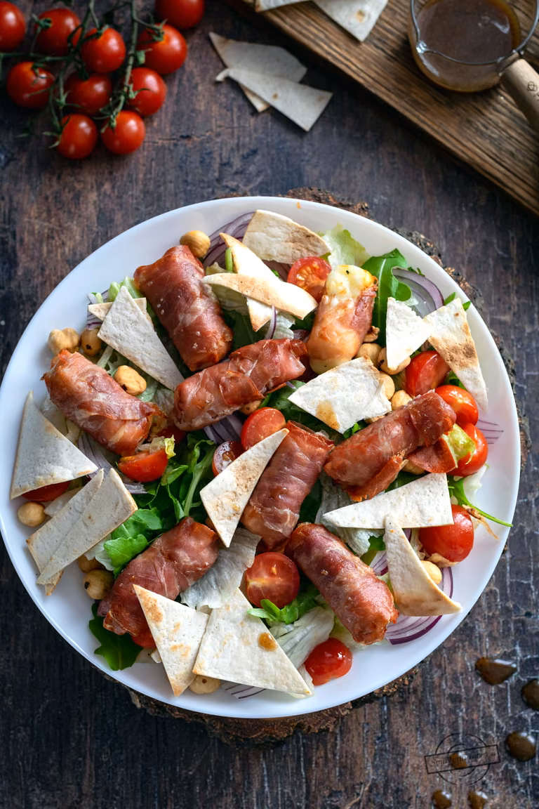 Sałatka z halloumi w szynce parmeńskiej oraz chipsami z tortilli