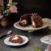 Babka czekoladowa z serem i malinami