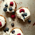 granola cups z ekspresowymi lodami bananowo-kokosowymi