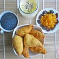 Samosy z masą makową i śmietankowym dipem