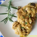 Polędwiczki wieprzowe z grzybami leśnymi w sosie ziołowo-śmietanowym - 266 kcal