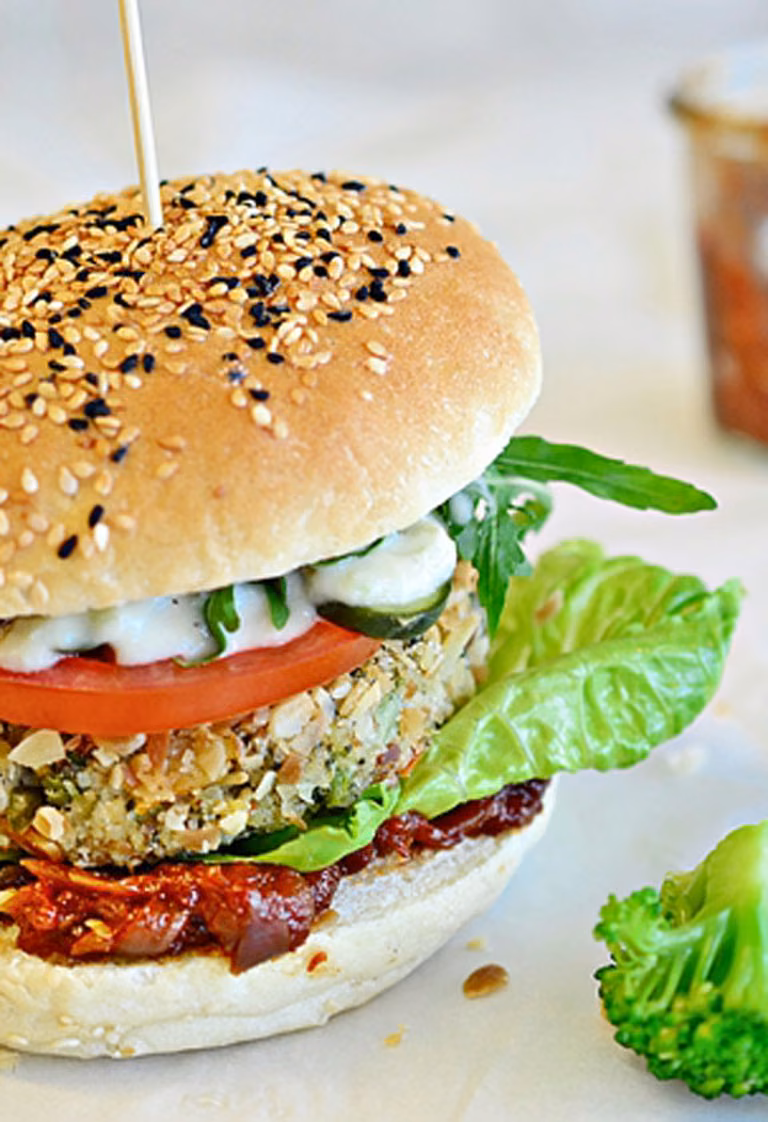 Burgery z kaszy jaglanej z brokułami