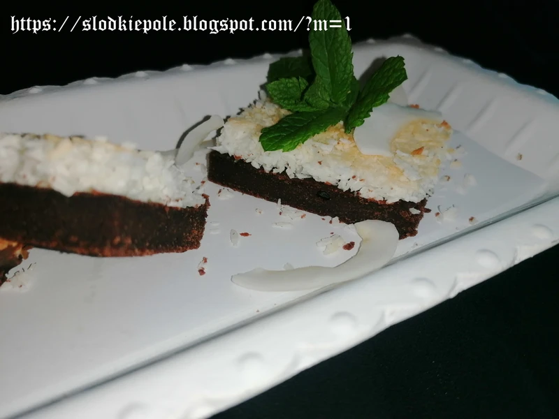 Pieczony kokos na brownie