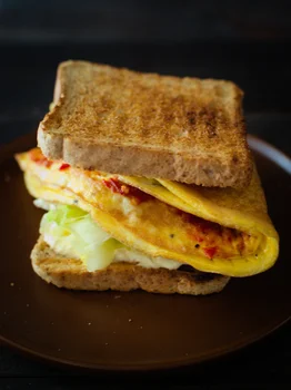 Kanapka z tostów z omletem. Przepis na domowy fast-food!