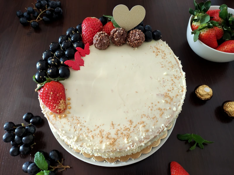 Tort z białą czekoladą.